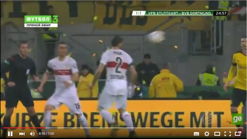 Botrány a stadionban: teniszlabdákkal támadtak a szurkolók – videó