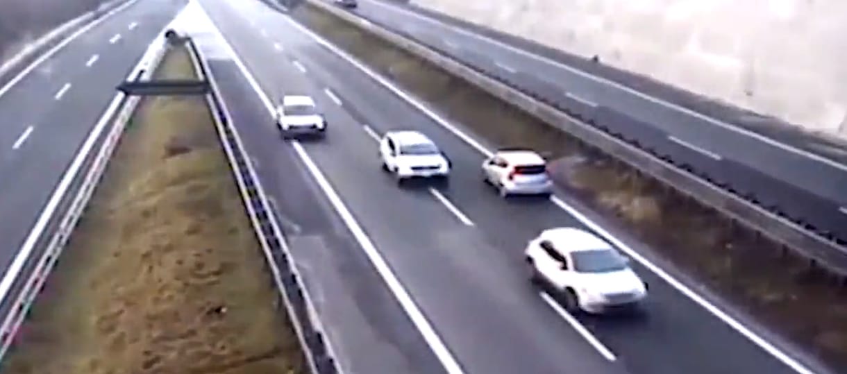 Vérfagyasztó nézni, amit ez a bácsi csinál az olasz autópályán