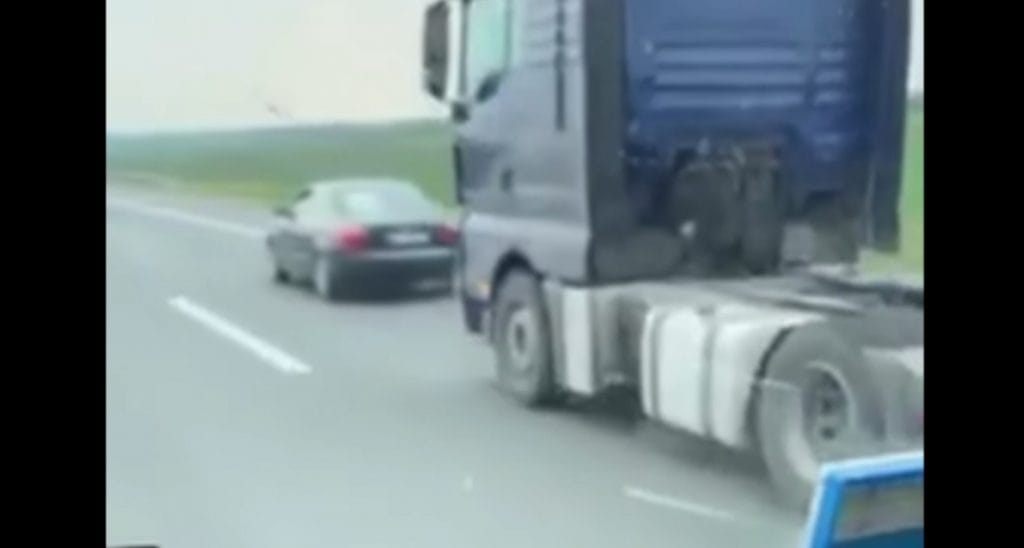 Videó: egy személyautó vontatott egy kamiont az autópályán