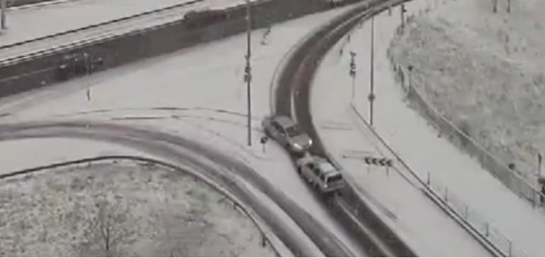 Műlesiklás kocsival az Árpád hídon, az utasok állítják pályára a 80-as trolit – videókon egy havas nap kihívásai