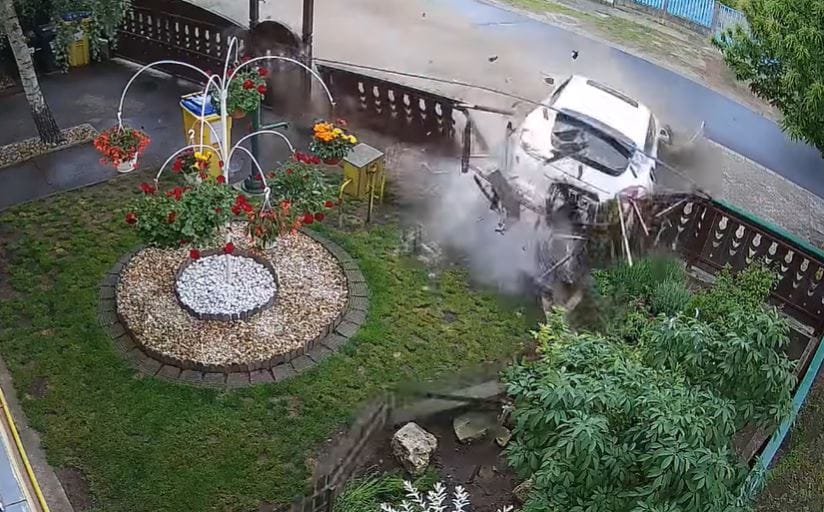 Porschéval menekült egy vezetéstől eltiltott férfi, aki nekicsapódott egy kerítésnek Nyíregyházán – videó