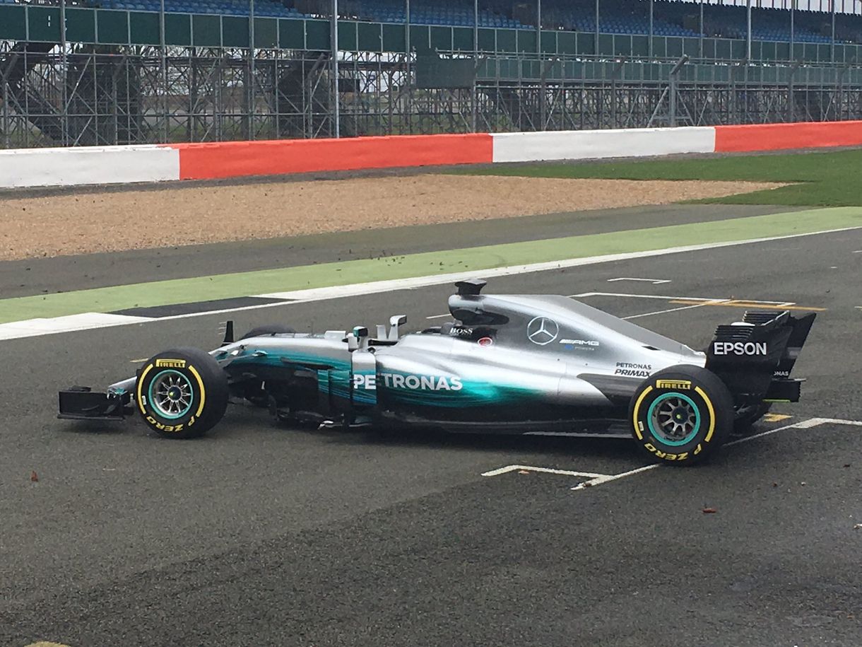 Megfeszült az íj: íme Hamilton kilövésre kész 2017-es ezüstnyíla