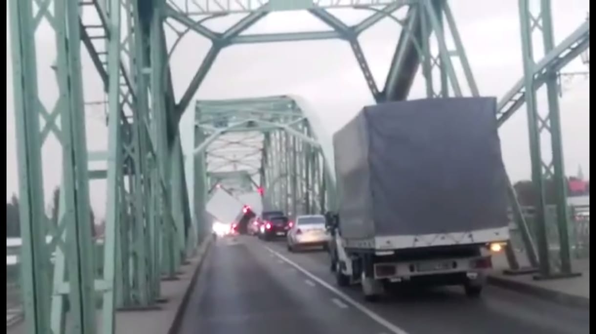 Videó: Szél borított fel egy teherautót a komáromi Erzsébet hídon