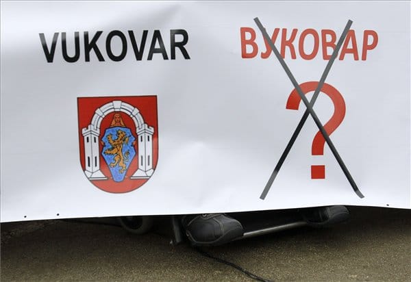 Tüntettek Zágrábban a vukovári szerb feliratok ellen