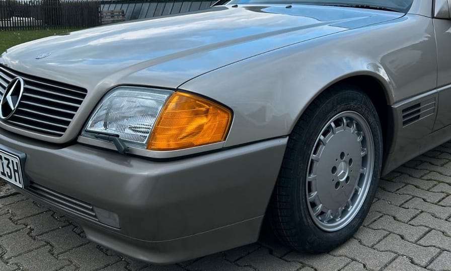 35 éves, mégis bejáratósan új Mercedes SL-t kínálnak eladásra