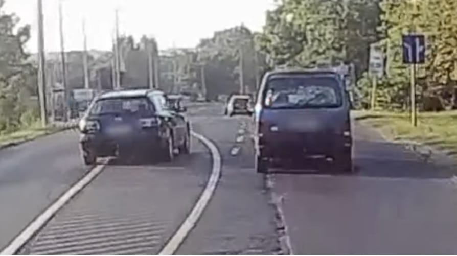 Mintha videójátékban lenne, úgy szlalomozott egy autós Gödöllőn a forgalomban – videó