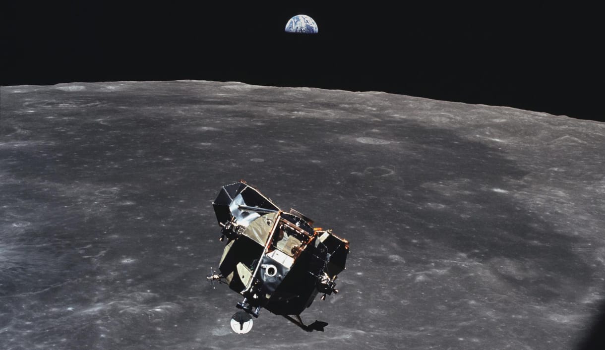 52 év után még ebben a pillanatban is a Hold körül keringhet az Apollo-11 felszállóegysége