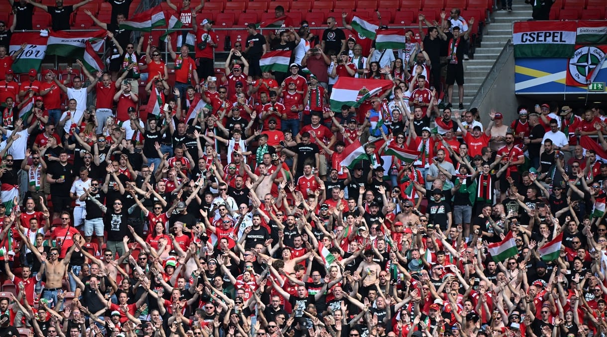 A szerda esti meccs előtt is együtt vonultak a magyar szurkolók – videó