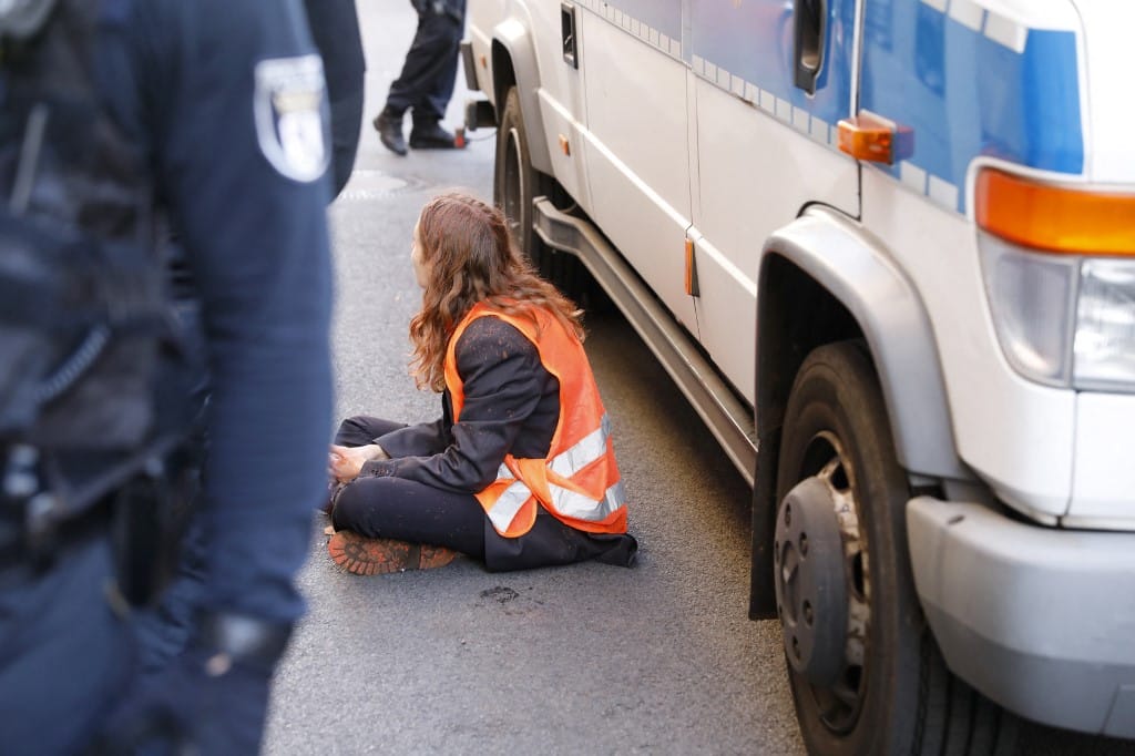 Rászálltak a német rendőrök egy radikális klímavédő csoportra