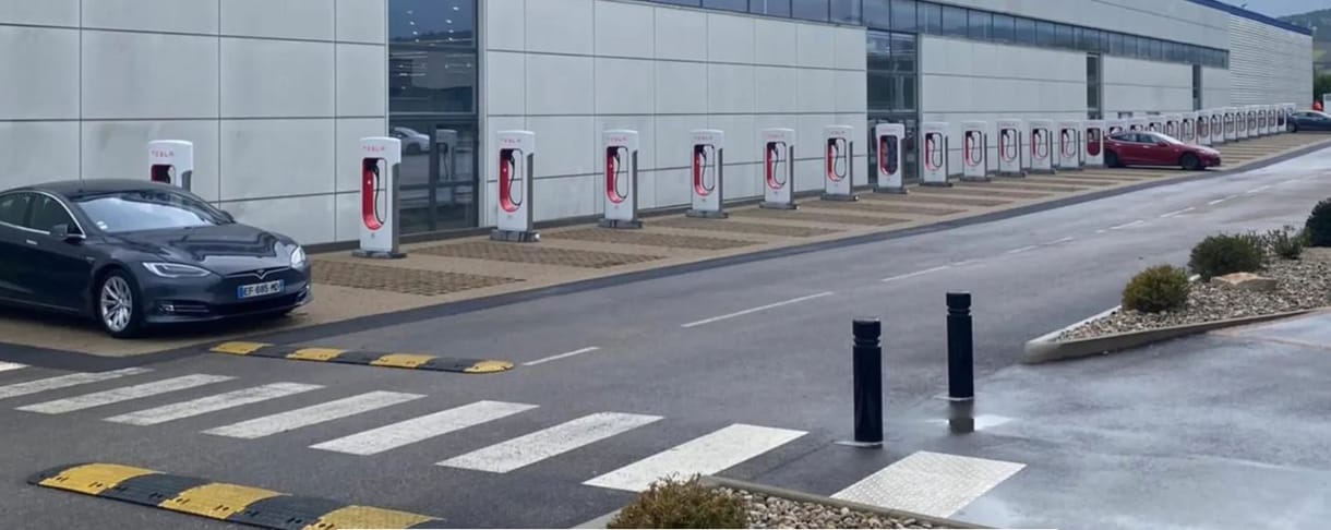 Megnyitotta a Tesla a világ leghosszabb Supercharger állomását