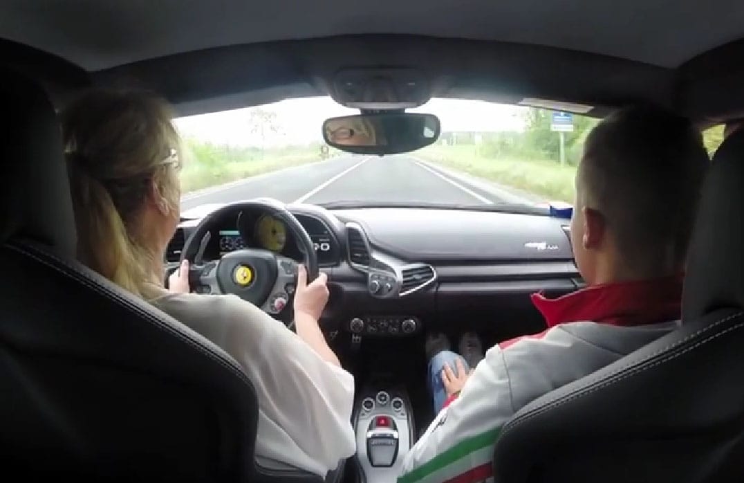 Egy anyuka, aki kétszázzal hajtott egy Ferrari 458 Italiát – videó