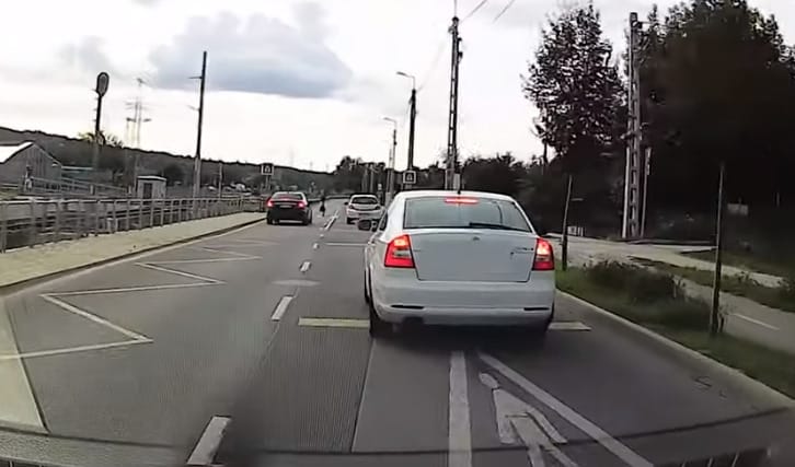 Záróvonal, zebra és hajszálnyira egy gyalogosgázolástól Budapesten – videó