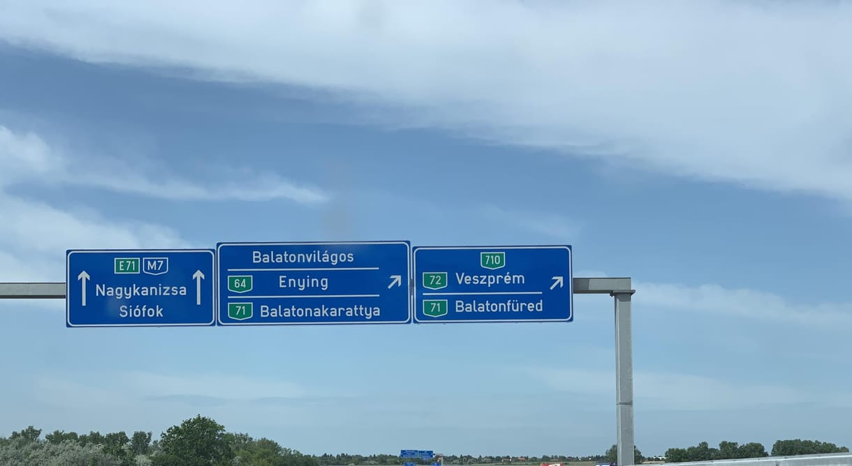 Erős a forgalom az M7-es autópályán Budapest felé