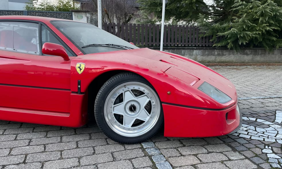 Méregdrága poros pajtalelet: alig használt Ferrari F40-re bukkantak