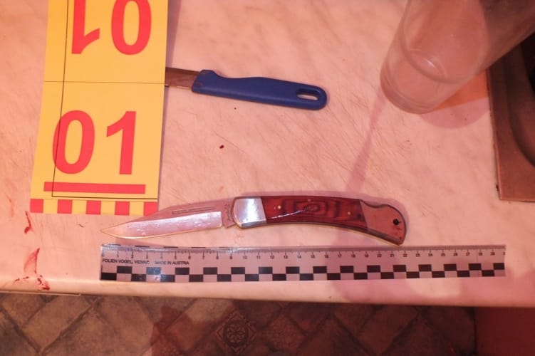 Kést vágott többször a saját fiába, előzetesbe került
