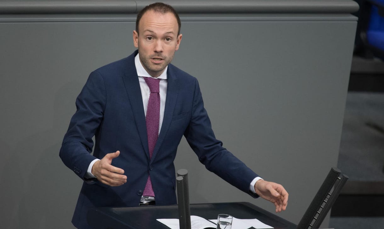 Lemond egy német politikus, akinek a cége több százezer eurót kaszált maszkbeszerzéseken