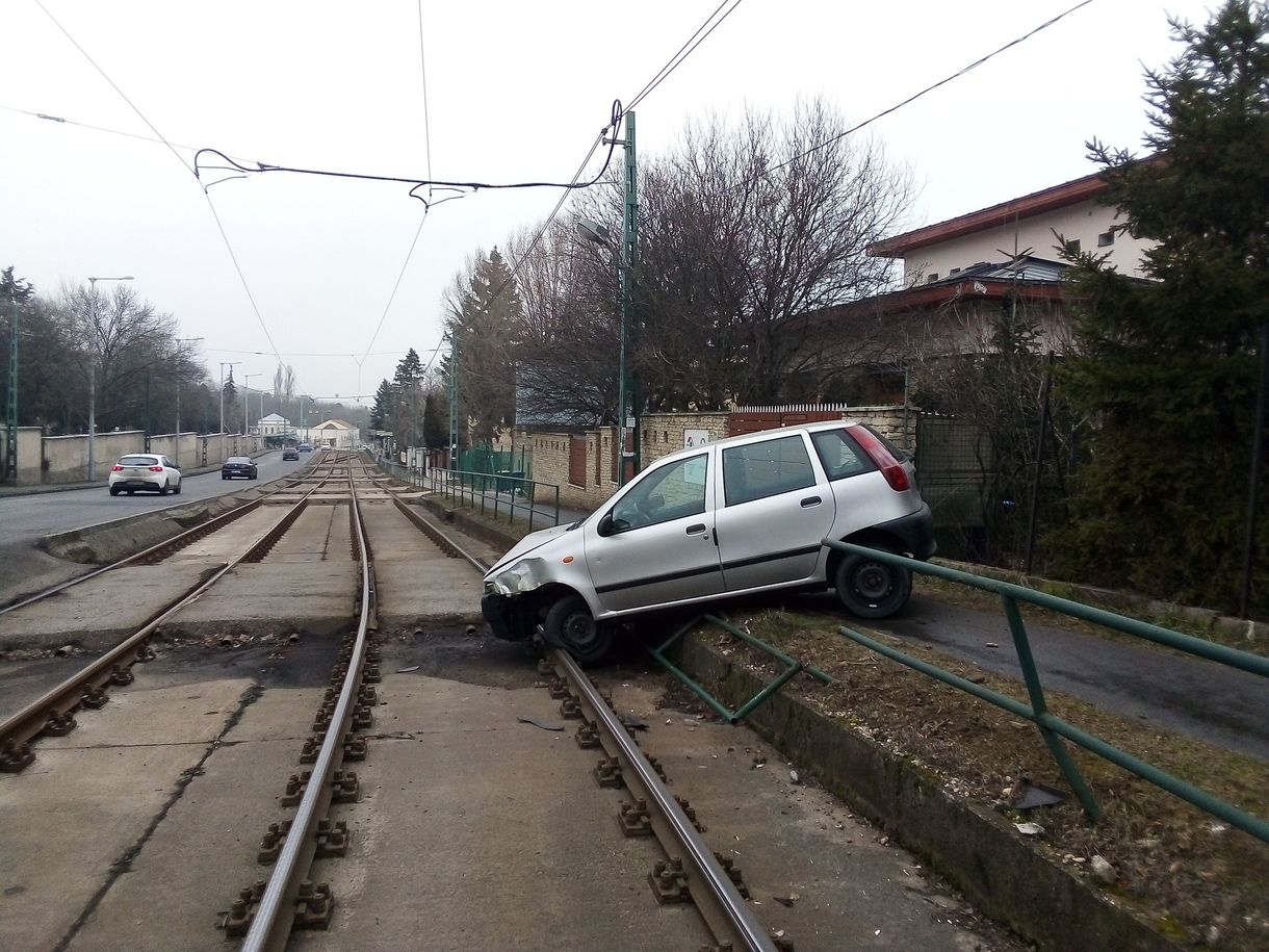 Autó került a sínekre - egy ideig nem járt az 59-es villamos (fotó)