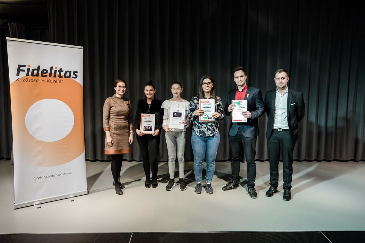 Egy fideszes propagandaplakát arca nyert a Fidelitas pályázatán