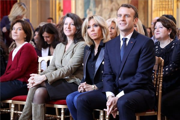 Őrült álhírekben azt terjesztik, hogy Macron felesége férfinak született
