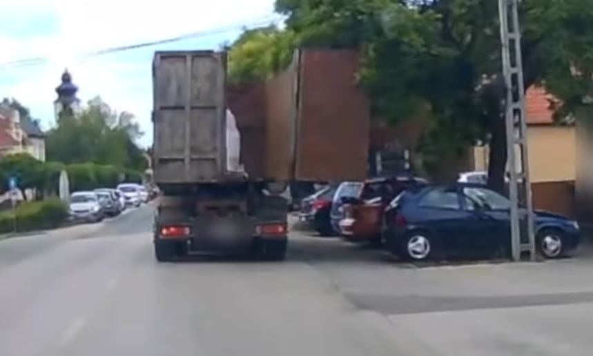 Egy teherautó rosszul záródó ajtaja tarolta végig a főutcát Maglódon – videó