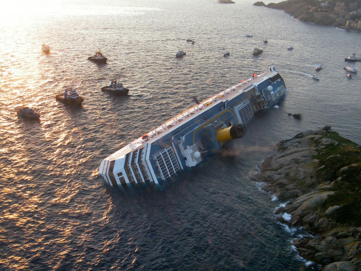 A hősiesség és a gyávaság jelképe a tíz éve elsüllyedt Costa Concordia