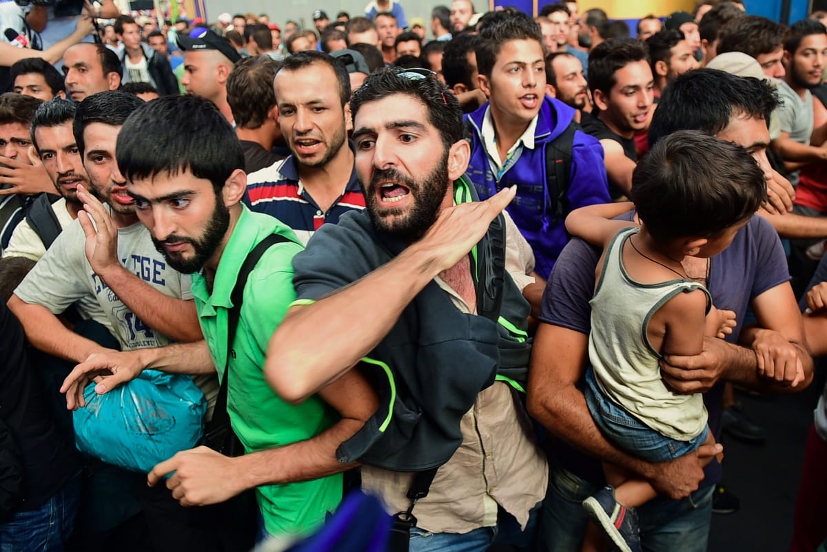 Hamis szíriai útlevelekkel jutnak be migránsok az Unióba