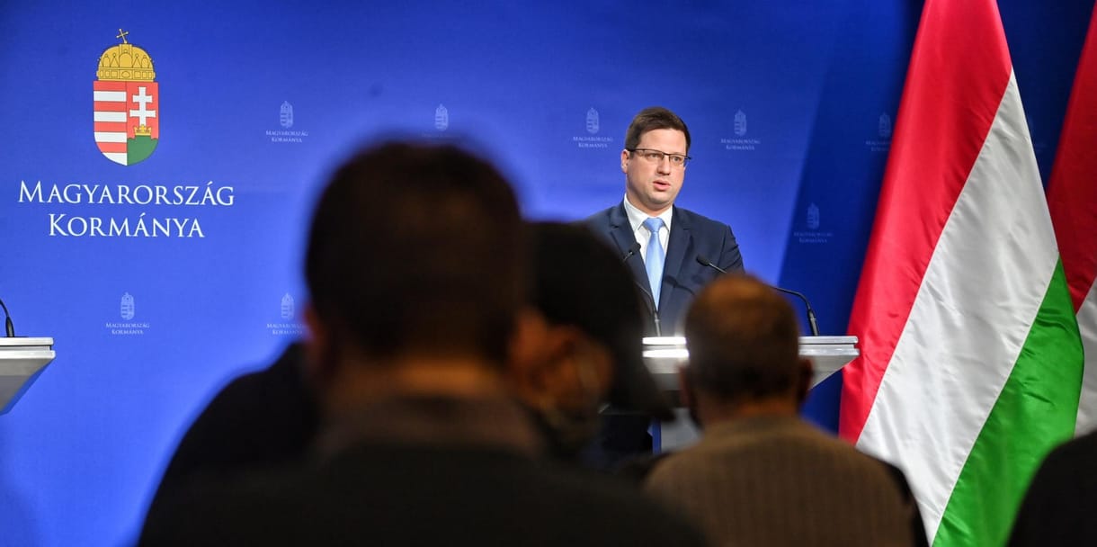 Gulyás: 120 ezer menekült lépte át a határt, eltörlik a maszkhasználatot, illetve a védettségi igazolványt