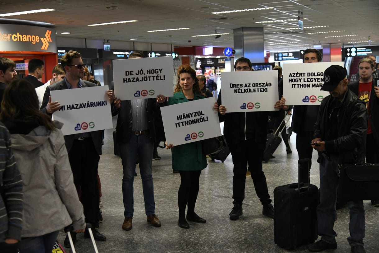 A szocialisták várták Ferihegyen a húsvétra hazatérő magyarokat
