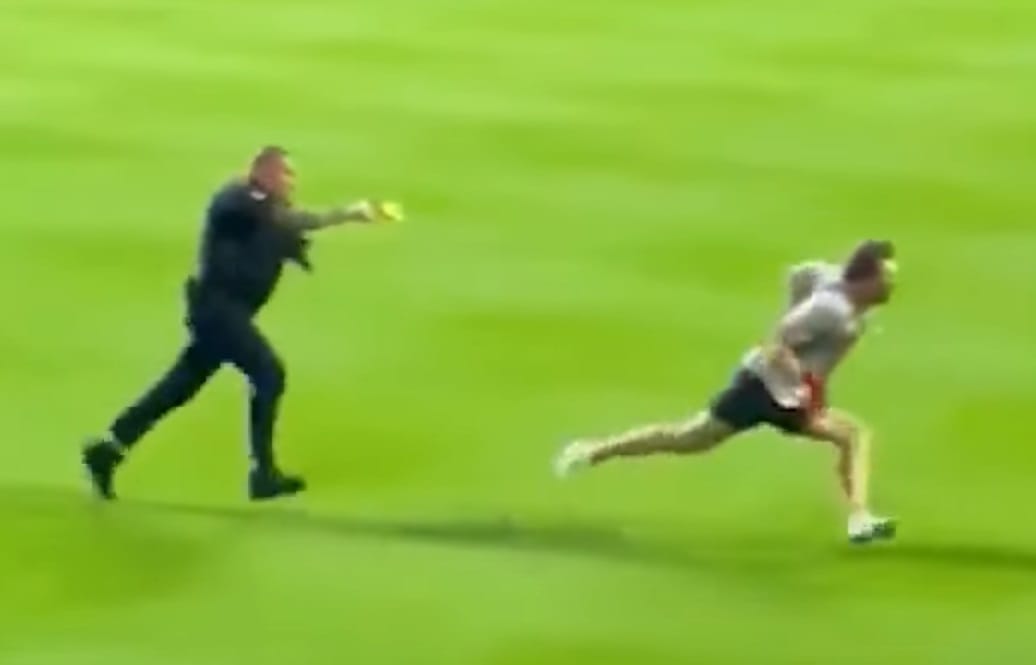 Sokkolóval bénítottak meg egy baseballpályára berohanó szurkolót Amerikában – videó