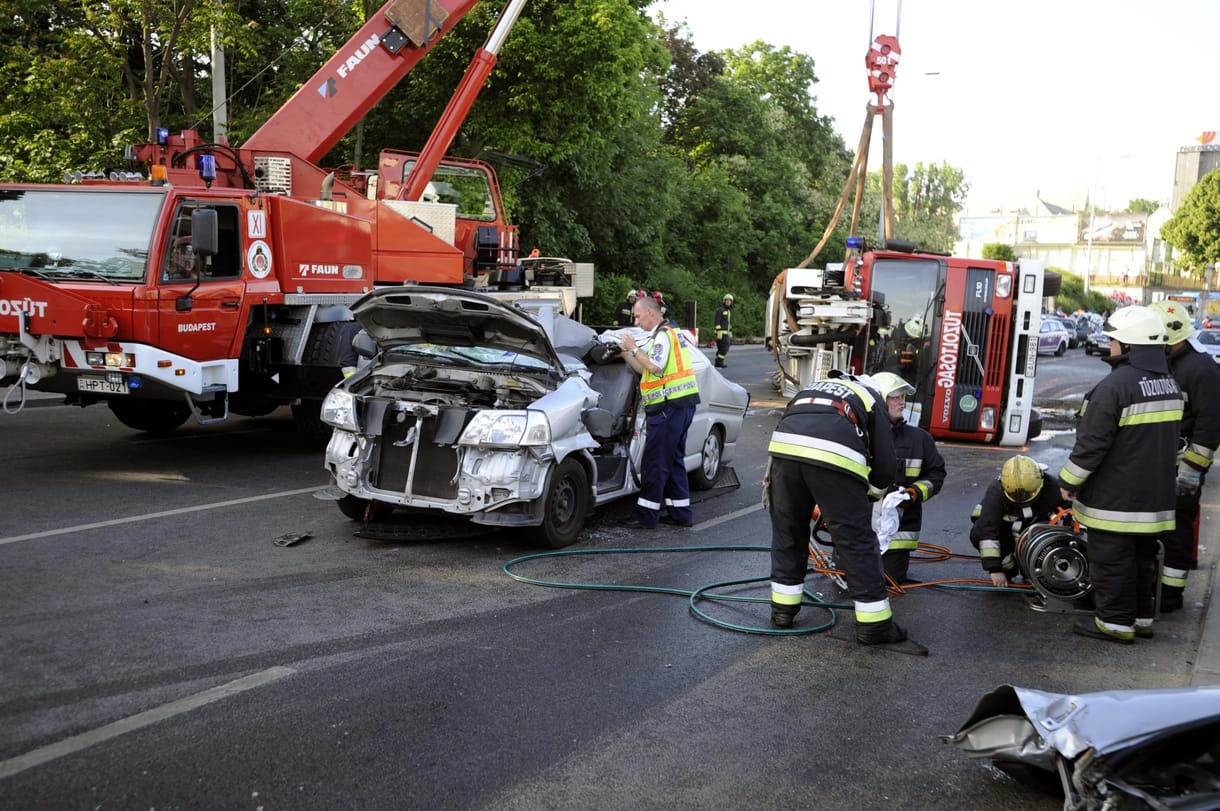 Miért borult fel a 26 tonnás létrás tűzoltóautó? 