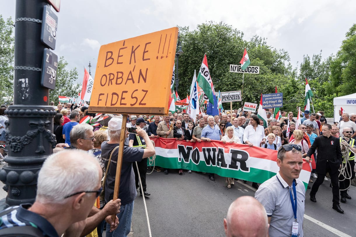 Le Monde: Magyarország békét akar, és közben militarizálódik