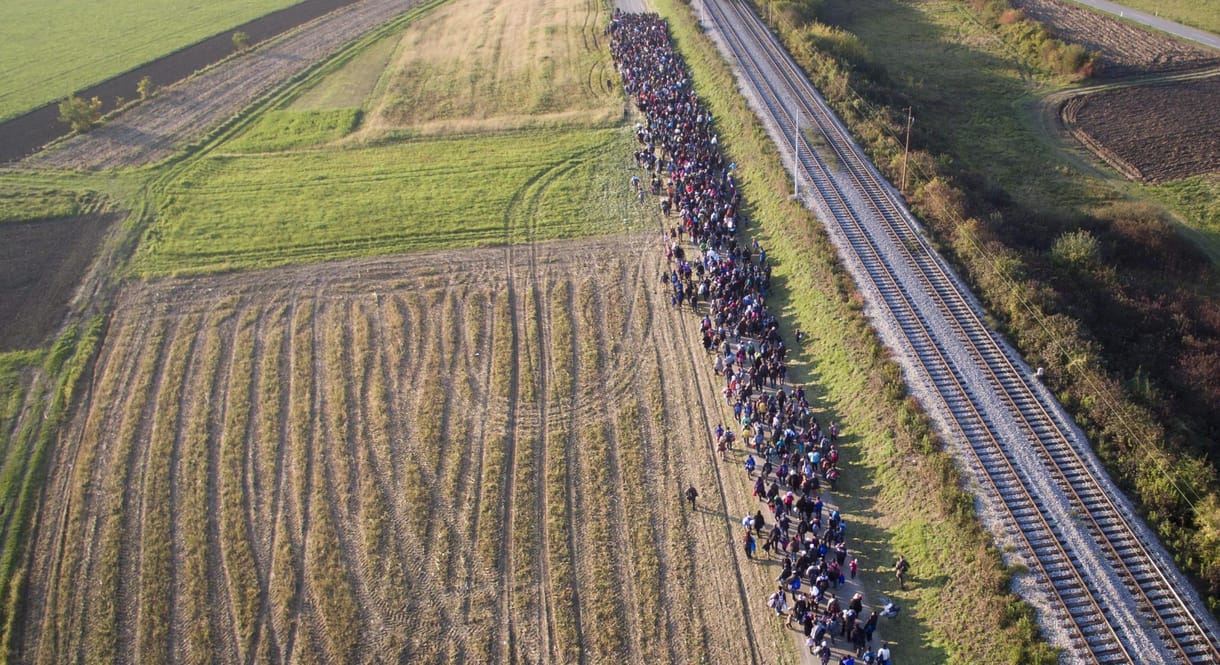 Drónfotók: végeláthatatlan sorban érkeznek a migránsok Szlovéniába