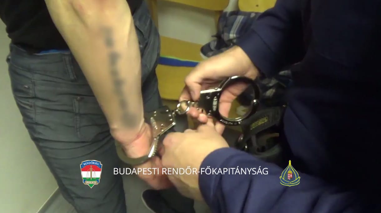Elfogták a kőbányai villamosmegállóban késelő férfit – videó