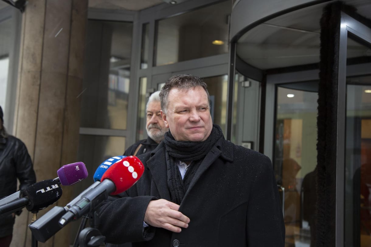 Átadták a szakszervezetek az Orbánnak címzett petíciójukat – videó