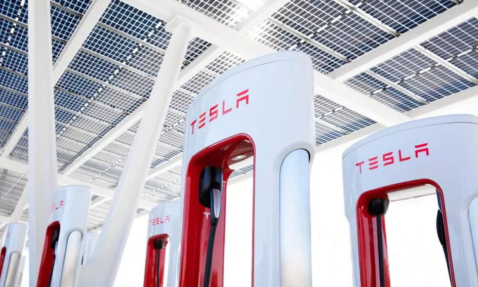 Gyorsabb töltésre képesek a legújabb Tesla-töltők