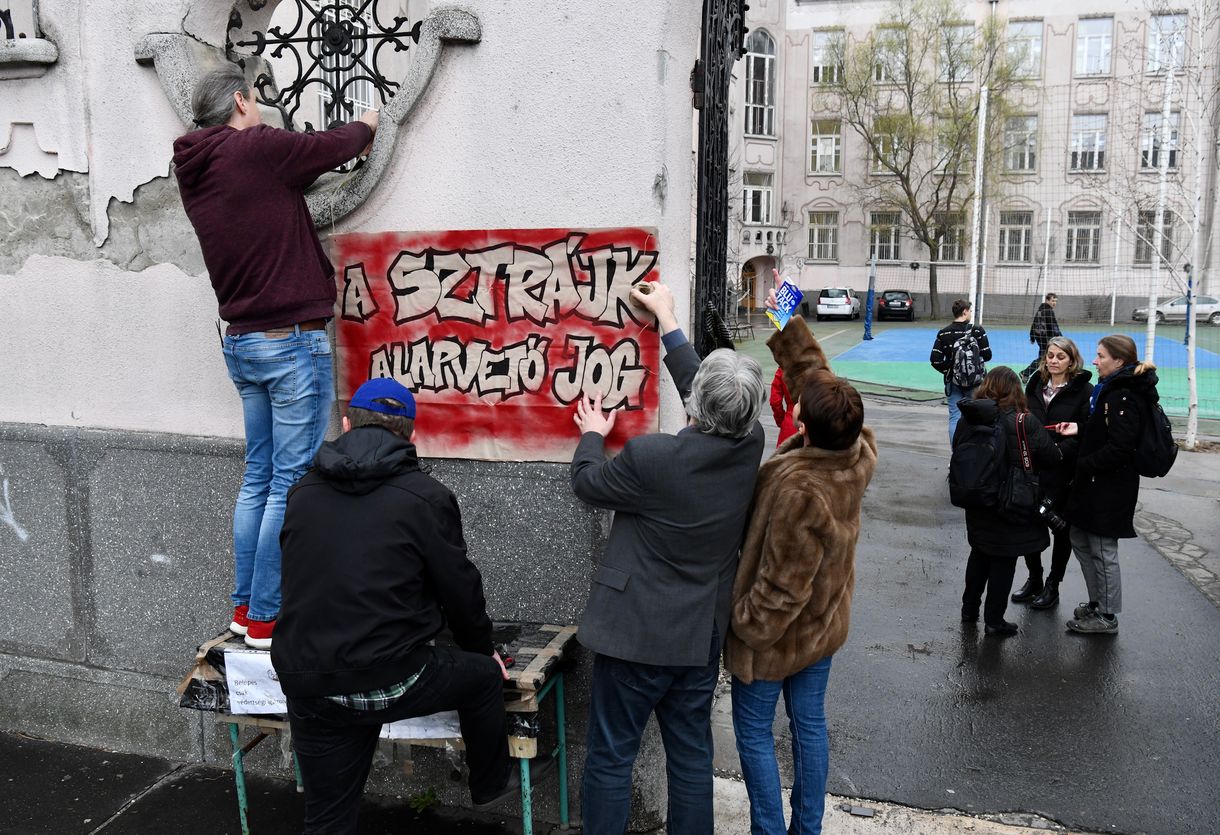 Pedagógus-szakszervezetek: Sztrájkoló tanárokat értesített a NAV az egészségügyi szolgáltatásra való jogosultságuk megszűnéséről 