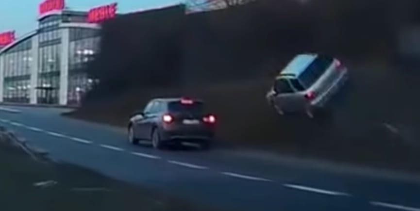 Az év mentését mutatta be a Subaru sofőrje, akit fellöktek a falra – videó