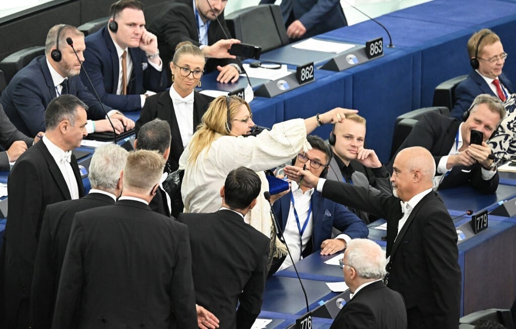 Kiutasítottak egy román képviselőt az EP ülésterméből – videó