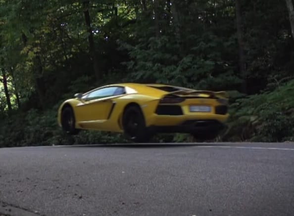 Videó: egy kupé vagy egy kabrió Lamborghini repül jobban?