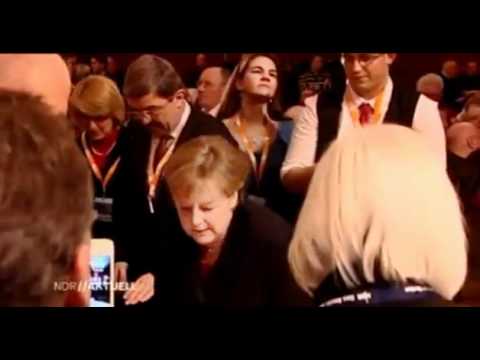 Sörrel öntötték nyakon Angela Merkelt - videó