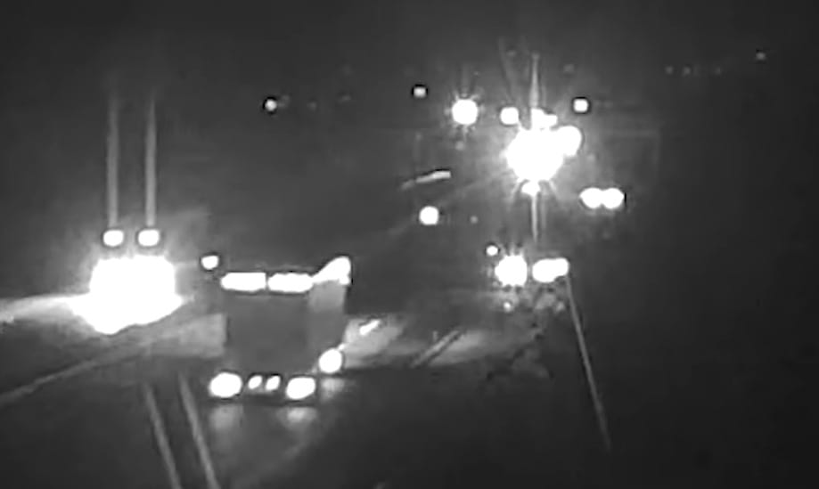 Felborult egy kisbusz az M1-esen, majd a sötétben egy kamion belehajtott – videó