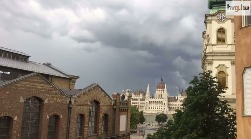 Time-lapse videón rögzítettük, ahogy lekacsint a Jóisten a Parlamentre