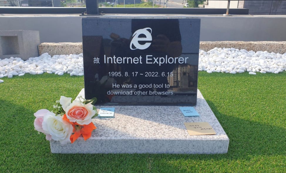 Vírusként terjed a neten az Internet Explorer sírkövéről készült fotó