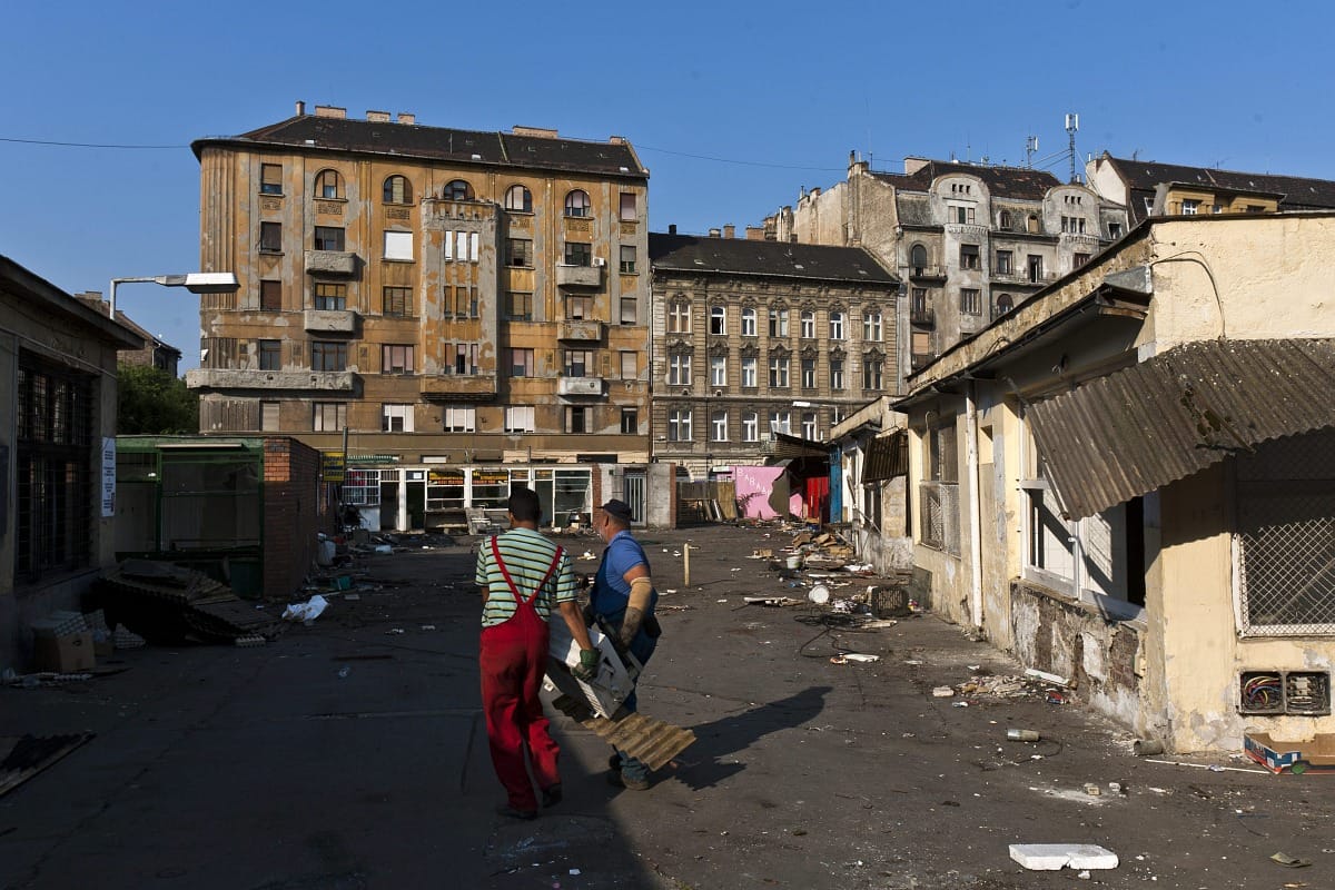 Bontják Budapest egyik szégyenfoltját - fotók