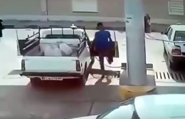 Benzinkúton robbant fel a pickup, senki sem tudja, hogy miért – videó