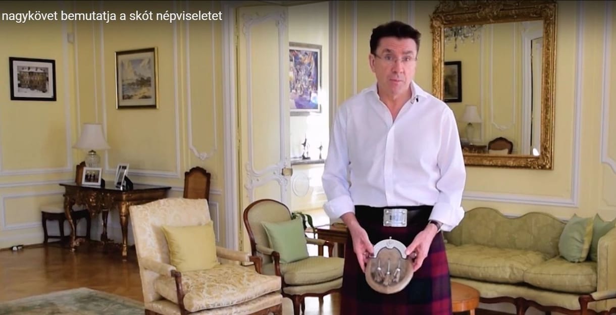 A brit nagykövet magyar nyelven árulja el skót szoknyája titkát