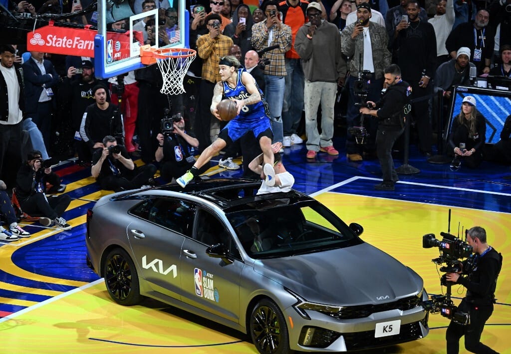 Egy kocsit átugorva írt történelmet az NBA 188 centis zsákolóbajnoka, aki alig játszott a ligában – videó