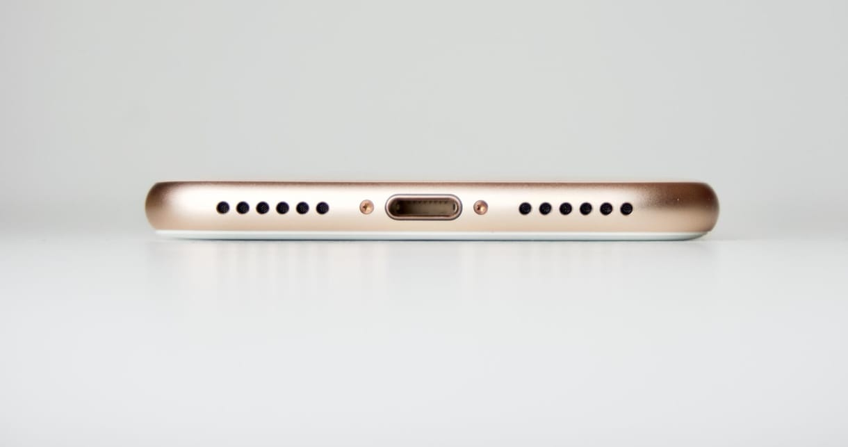 Kidobhatja még azt az egy telefontöltő-csatlakozót is az iPhone-okból az Apple