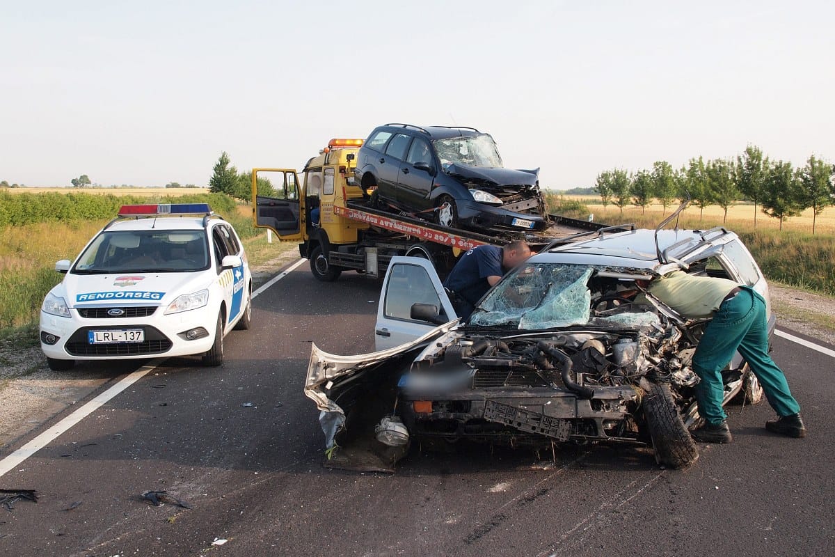 Képek a frontális karambolról a 4-es úton