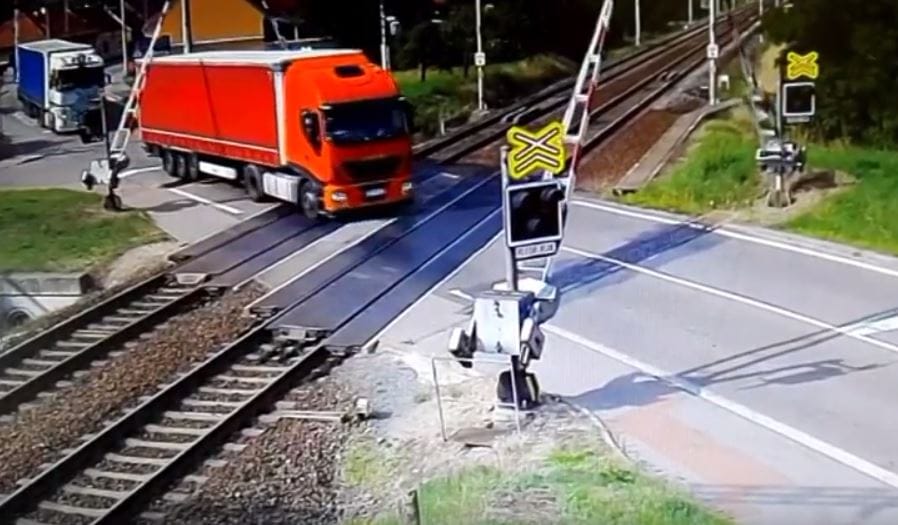 Komótosan letörte a sorompót a sínen ragadt kamion, mielőtt letarolta volna a vonat